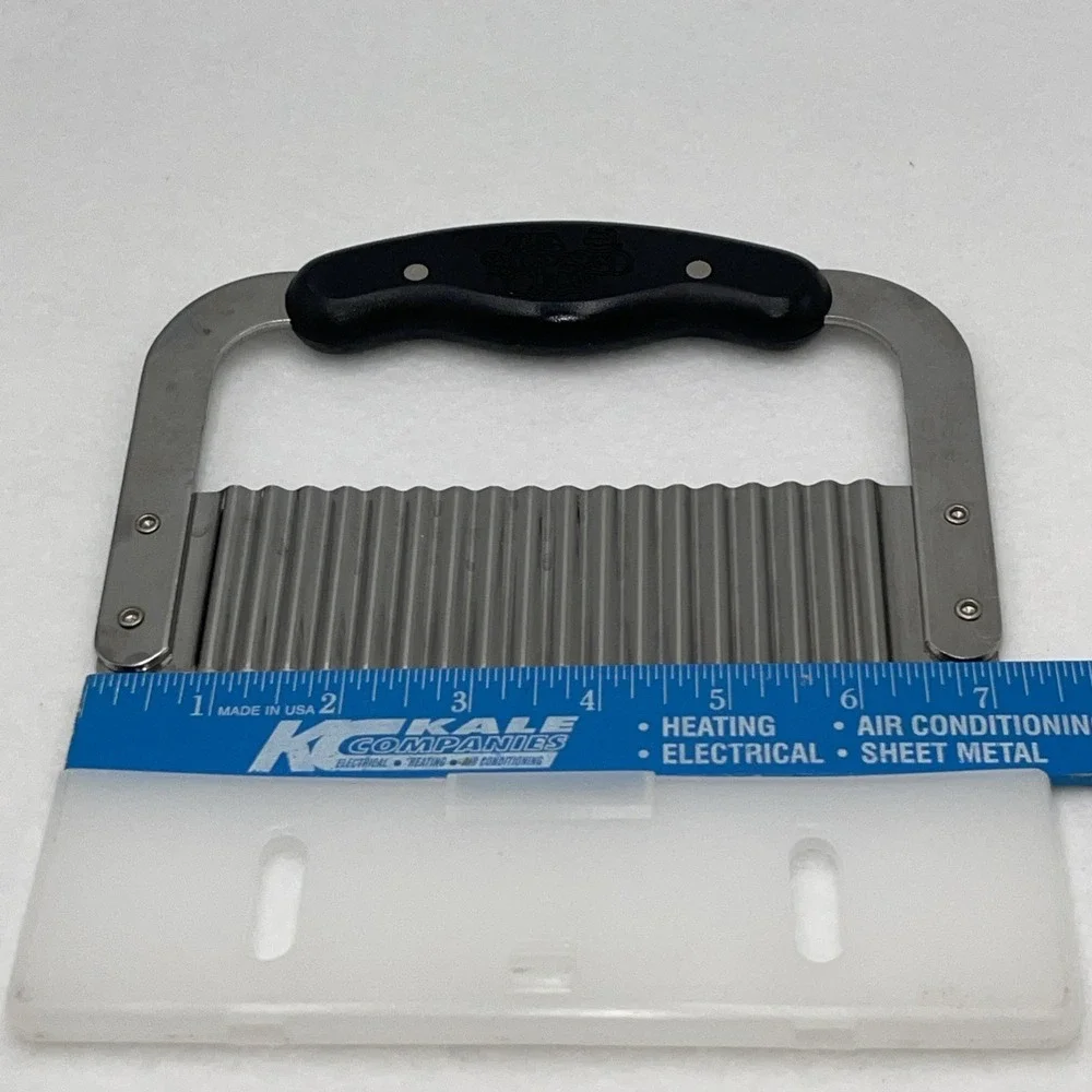 Pampered Chef Stainless Steel Crinkle Cutter with Blade Cover‎ Black Silver